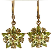 Carica l&#39;immagine nel visualizzatore di Gallery, Orecchini pendenti con fiore di peridoti
