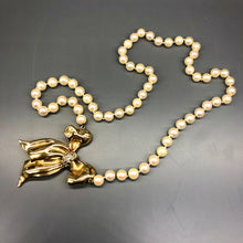 Carica l&#39;immagine nel visualizzatore di Gallery, Collana di perle naturali coltivate con grande fiocco in oro
