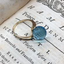 Carica l&#39;immagine nel visualizzatore di Gallery, Incantevole anello russo  con sfera di topazio blu taglio a scacchiera
