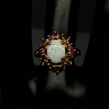 Carica l&#39;immagine nel visualizzatore di Gallery, Anello vintage in oro con gioioso accostamento di opale e rubini

