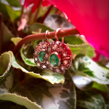 Carica l&#39;immagine nel visualizzatore di Gallery, Coppia di orecchini a margherita con smeraldi e rosette di diamanti
