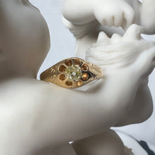 Carica l&#39;immagine nel visualizzatore di Gallery, Anello montatura Belcher con diamante giallo naturale old mine cut
