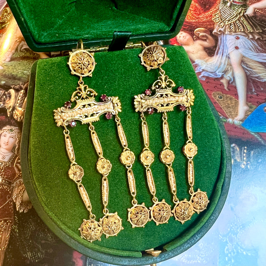 Spettacolari orecchini pendenti in oro, perle e rubini