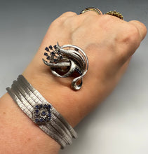Carica l&#39;immagine nel visualizzatore di Gallery, Bracciale anni ‘50 a segmenti satinati in oro bianco 18 carati e zaffiri
