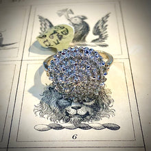 Carica l&#39;immagine nel visualizzatore di Gallery, Anello vintage in oro con pavè di diamanti a cupola
