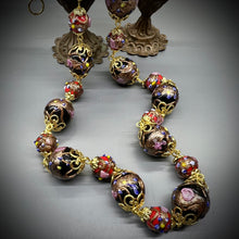 Carica l&#39;immagine nel visualizzatore di Gallery, Collana con antiche perle veneziane fiorite
