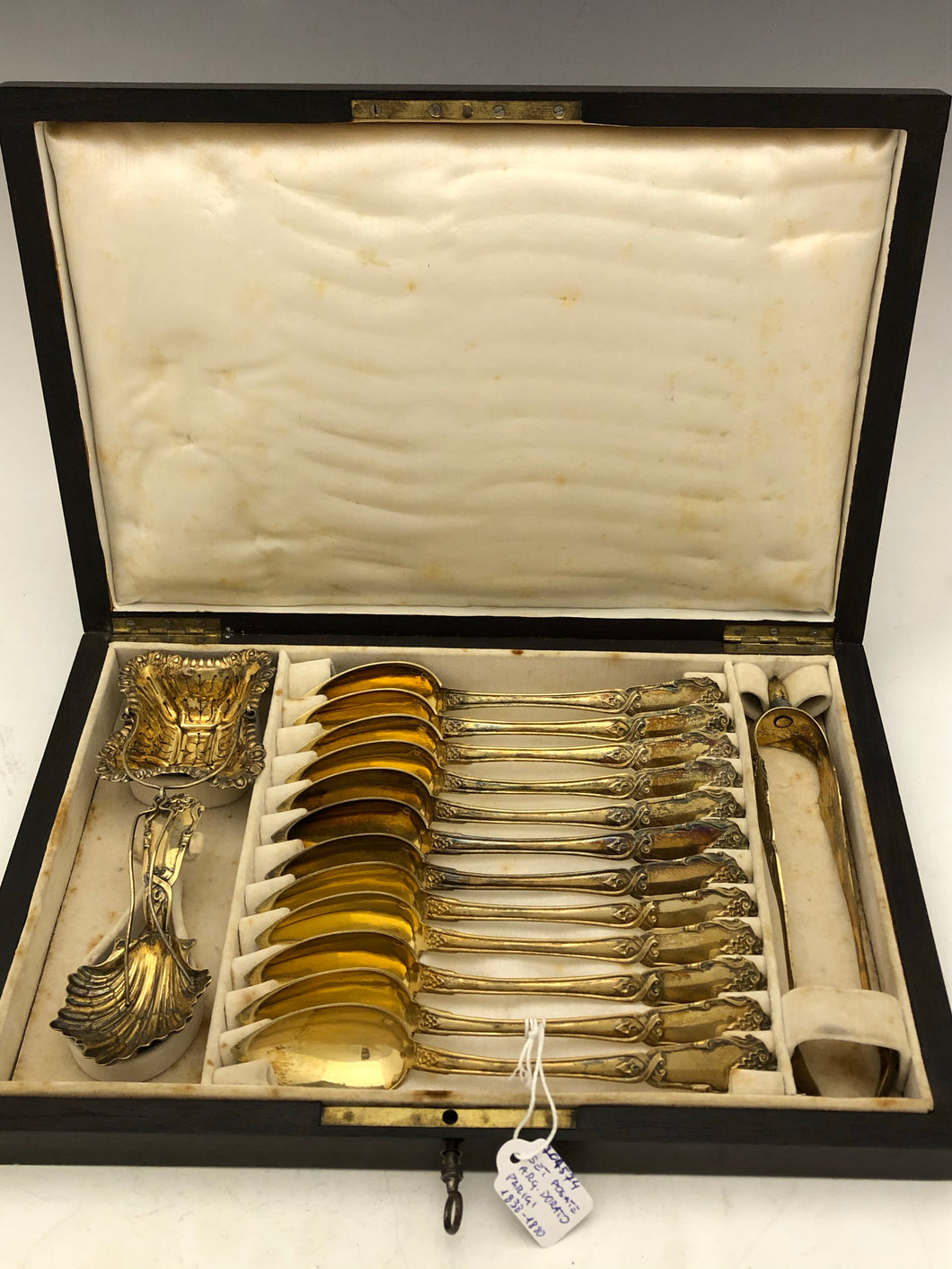 Raro set di cucchiaini da te in argento dorato con pinzetta da zucchero, colino da teiera e dosatore nella scatola originale. Parigi 1838-1880