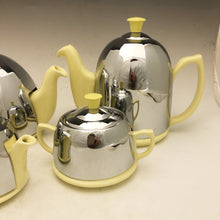 Carica l&#39;immagine nel visualizzatore di Gallery, Raro set da tè termico realizzato in Inghilterra negli anni ‘50 in ceramica e metallo cromato
