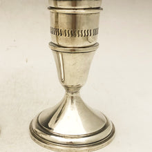 Carica l&#39;immagine nel visualizzatore di Gallery, Coppia candelieri hurricane in argento sterling e cristallo molato
