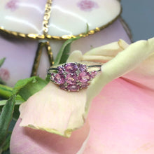 Carica l&#39;immagine nel visualizzatore di Gallery, Anello vintage inglese in oro bianco, diamanti e zaffiri rosa

