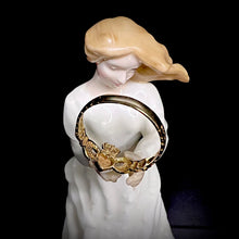 Carica l&#39;immagine nel visualizzatore di Gallery, Vintage Claddagh ring in oro e piccoli brillanti nella corona
