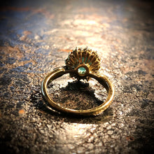 Carica l&#39;immagine nel visualizzatore di Gallery, Anello vintage in oro con smeraldo contornato da diamanti
