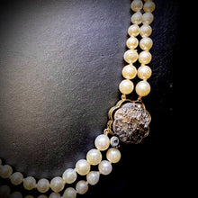 Carica l&#39;immagine nel visualizzatore di Gallery, Collana a due fili di perle, chiusura oro e rosette diamanti
