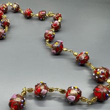 Carica l&#39;immagine nel visualizzatore di Gallery, Collana con antiche perle veneziane a lume fiorite
