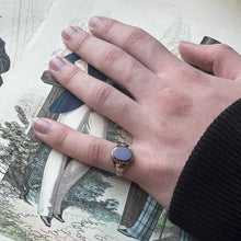 Carica l&#39;immagine nel visualizzatore di Gallery, Anello antico - signet ring con calcedonio  non inciso
