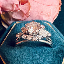 Carica l&#39;immagine nel visualizzatore di Gallery, Strabiliante anello anni ‘60 in oro bianco 18 carati e diamanti tot 1.20
