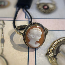 Carica l&#39;immagine nel visualizzatore di Gallery, Anello vintage classico romantico in oro giallo con cammeo
