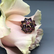 Carica l&#39;immagine nel visualizzatore di Gallery, Anello vintage inglese in oro 9 carati con granati, ametiste, tormaline rosa
