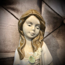 Carica l&#39;immagine nel visualizzatore di Gallery, Statuina in porcellana raffigurante ragazza con cesto di fiori firmata Marco Giner
