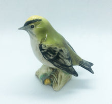Carica l&#39;immagine nel visualizzatore di Gallery, Uccellino vintage in porcellana dipinta a mano Beswick
