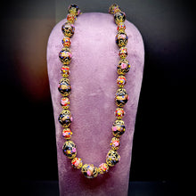 Carica l&#39;immagine nel visualizzatore di Gallery, Collana con antiche perle a lume veneziane
