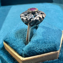 Carica l&#39;immagine nel visualizzatore di Gallery, Anello in oro 18 carati con rubino e diamanti
