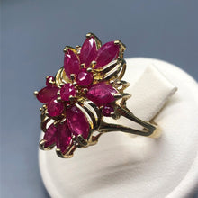 Carica l&#39;immagine nel visualizzatore di Gallery, Anello vintage in oro giallo, rubini marquise e brillanti
