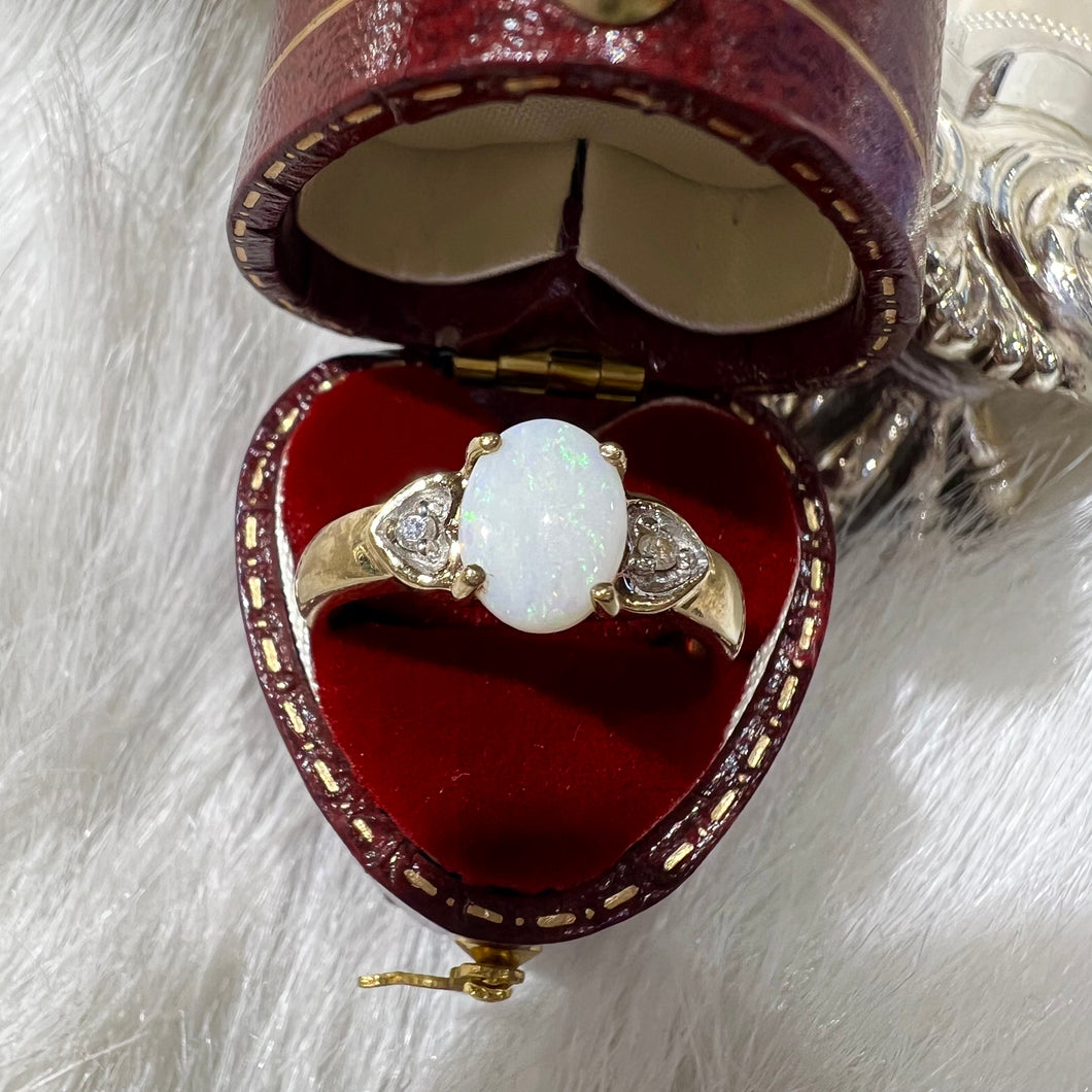 Anello vintage in oro con opale e diamanti