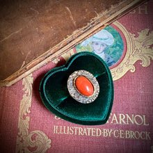 Carica l&#39;immagine nel visualizzatore di Gallery, Anello vintage oro, corallo, rosette di diamanti
