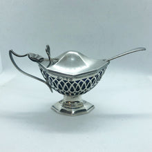 Carica l&#39;immagine nel visualizzatore di Gallery, Mostardierina in argento con vetro blu e cucchiaino
