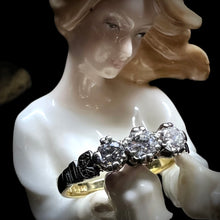Carica l&#39;immagine nel visualizzatore di Gallery, Anello con tre diamanti, trilogy in oro giallo 18 carati
