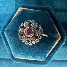 Carica l&#39;immagine nel visualizzatore di Gallery, Anello in oro 18 carati con rubino e diamanti
