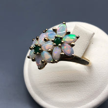 Carica l&#39;immagine nel visualizzatore di Gallery, Anello inglese vintage a doppio fiore con opali e smeraldi
