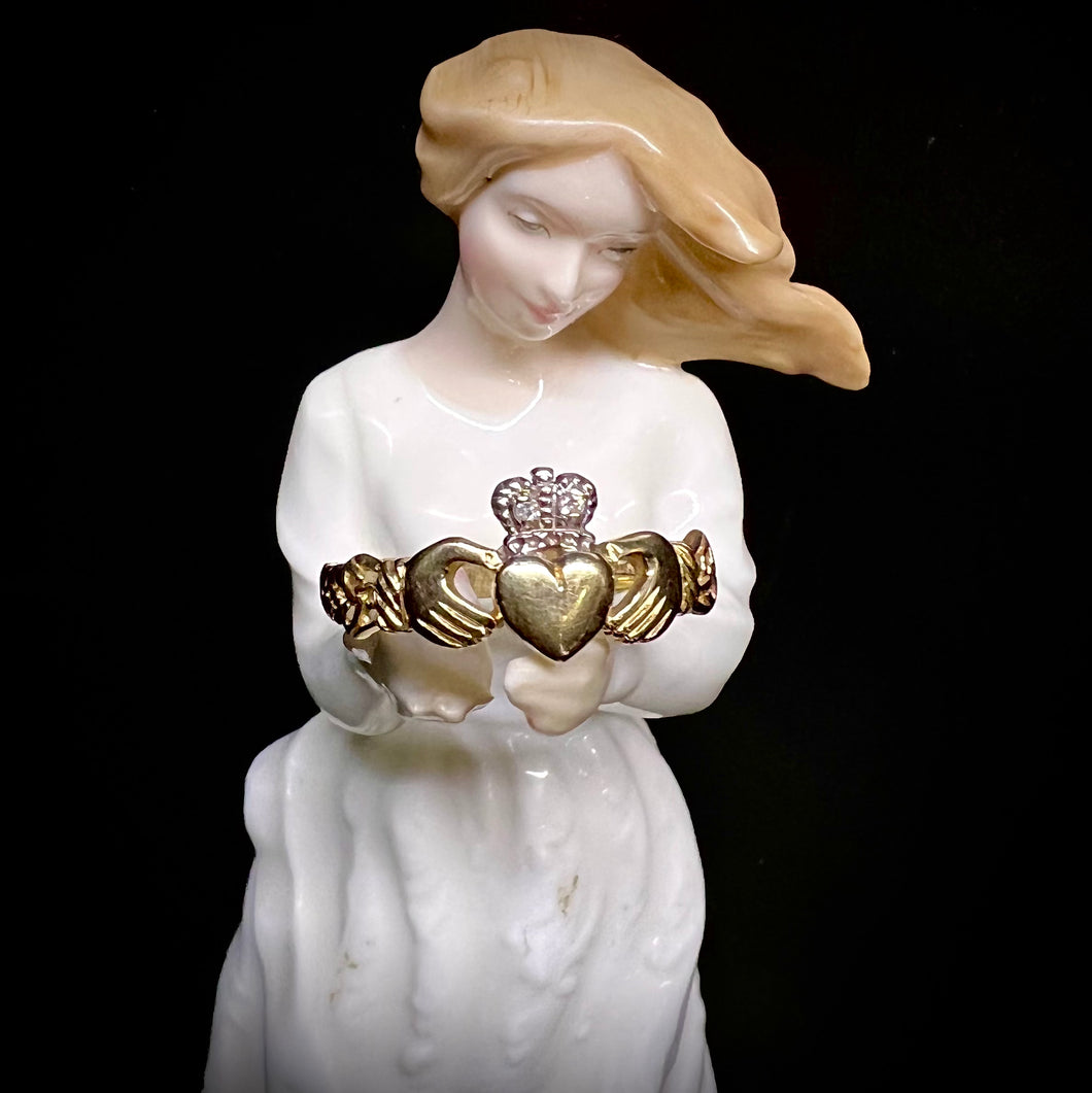 Vintage Claddagh ring in oro e piccoli brillanti nella corona