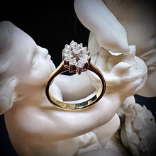 Carica l&#39;immagine nel visualizzatore di Gallery, Anello in oro 18 carati con diamanti disposti a losanga
