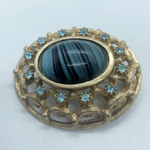 Carica l&#39;immagine nel visualizzatore di Gallery, Spilla vintage con pietra dura centrale e cristalli azzurri
