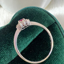 Carica l&#39;immagine nel visualizzatore di Gallery, Anello margherita con rubino e diamanti
