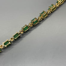 Carica l&#39;immagine nel visualizzatore di Gallery, Braccialetto vintage inglese in oro 9 carati, smeraldi e diamanti
