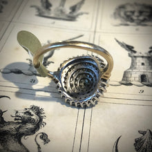 Carica l&#39;immagine nel visualizzatore di Gallery, Anello vintage in oro con pavè di diamanti a cupola
