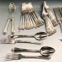 Carica l&#39;immagine nel visualizzatore di Gallery, Set posate in argento per 12 persone. HENIN Anatolio (già HENIN Luigi) Milano 1866- 1867
