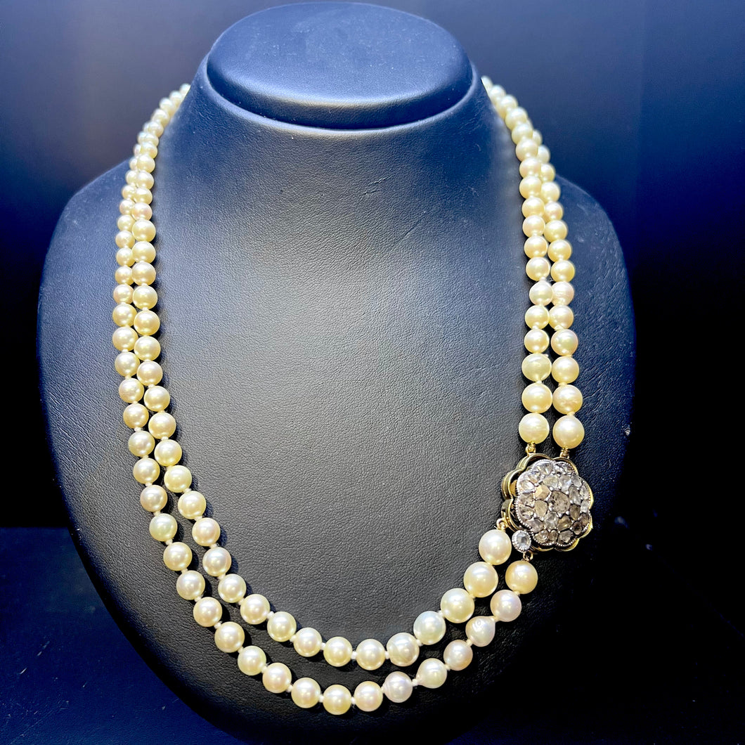 Collana a due fili di perle, chiusura oro e rosette diamanti