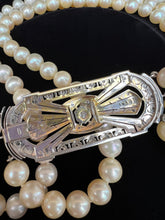 Carica l&#39;immagine nel visualizzatore di Gallery, Collana Art Decò a tre fili di perle con chiusura in oro e diamanti
