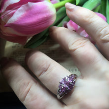Carica l&#39;immagine nel visualizzatore di Gallery, Anello vintage inglese in oro bianco, diamanti e zaffiri rosa
