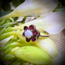 Carica l&#39;immagine nel visualizzatore di Gallery, Anello vintage a margherita con opale e rubini
