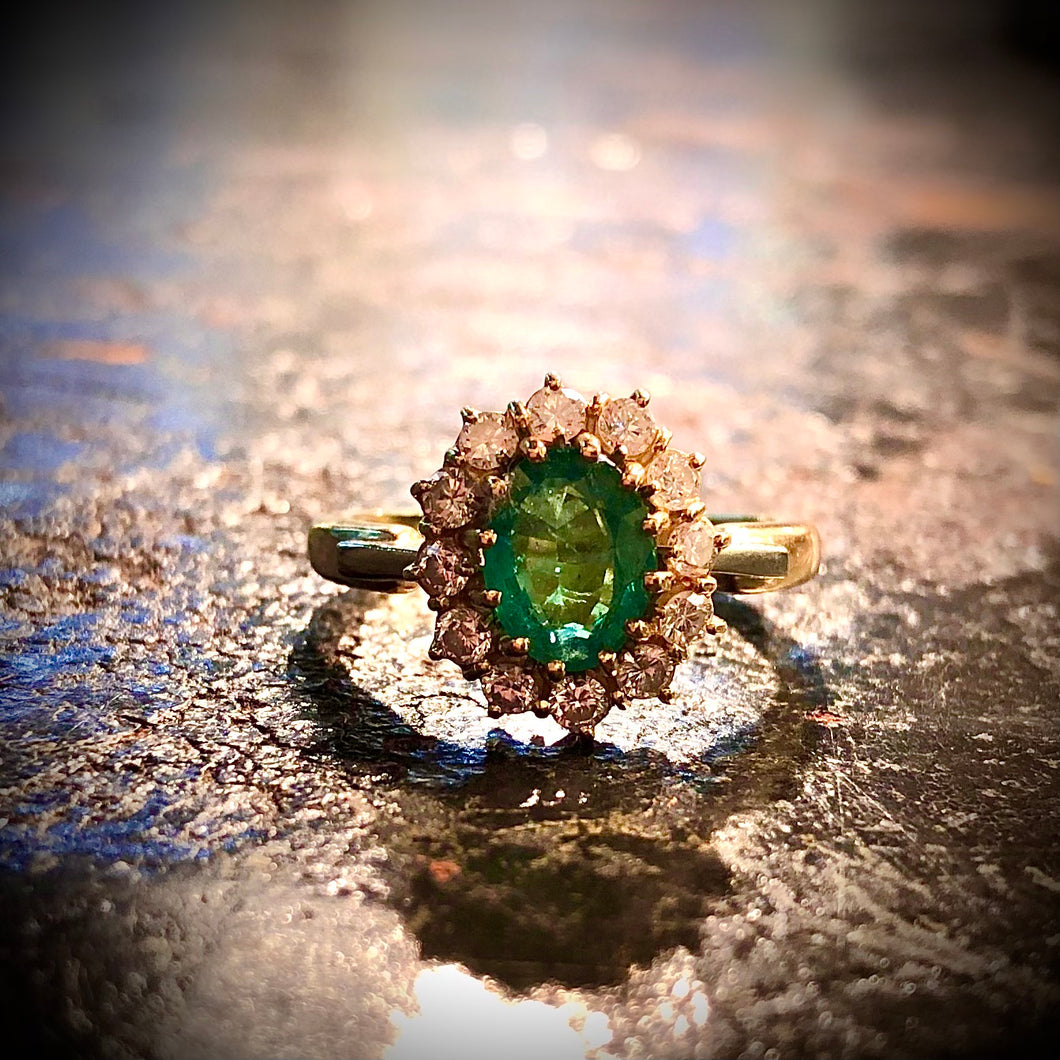 Anello vintage in oro con smeraldo contornato da diamanti