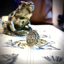 Carica l&#39;immagine nel visualizzatore di Gallery, Anello vintage in oro con pavè di diamanti a cupola
