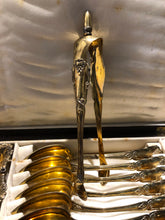 Carica l&#39;immagine nel visualizzatore di Gallery, Raro set di cucchiaini da te in argento dorato con pinzetta da zucchero, colino da teiera e dosatore nella scatola originale. Parigi 1838-1880
