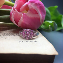 Carica l&#39;immagine nel visualizzatore di Gallery, Anello vintage inglese in oro bianco, diamanti e zaffiri rosa
