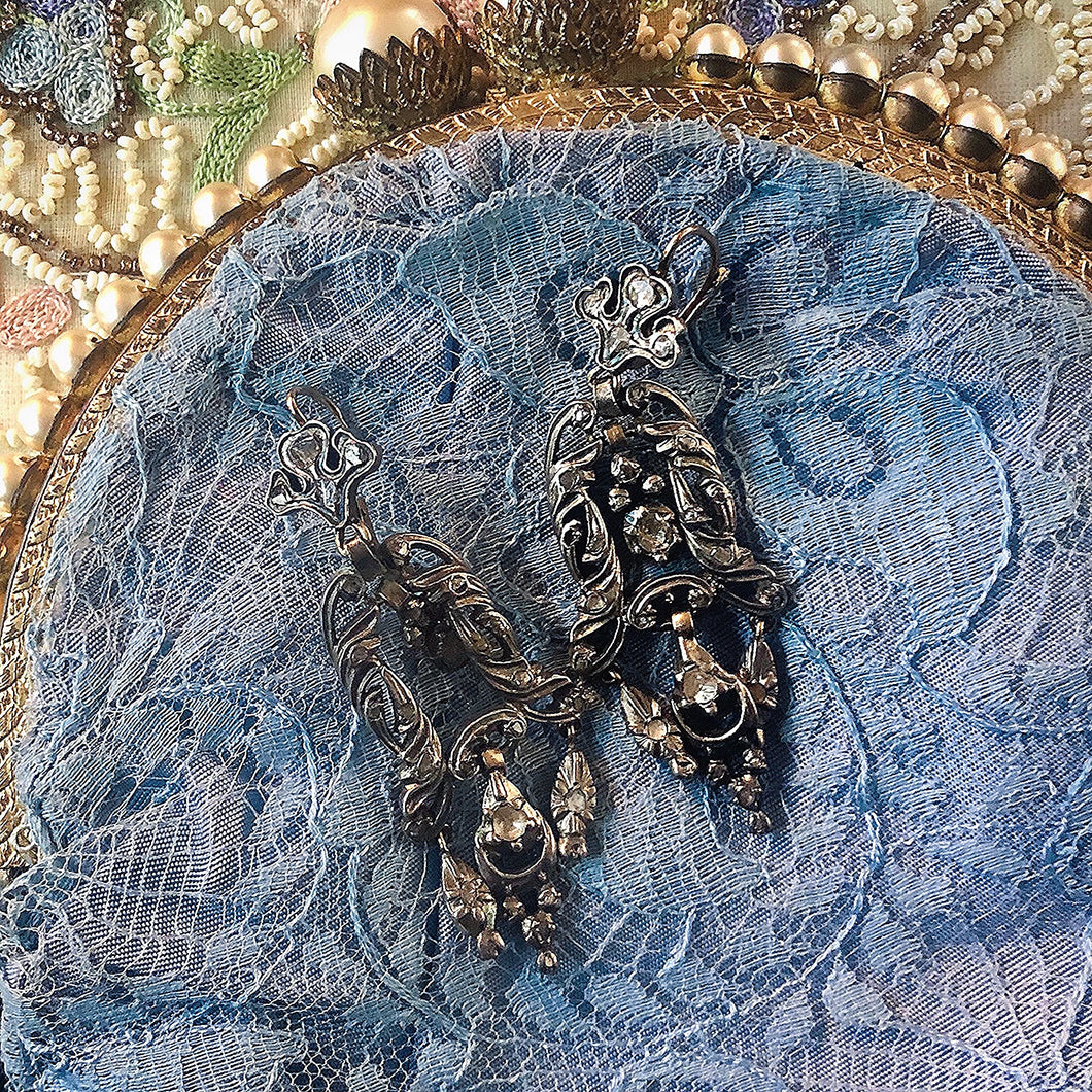 Coppia di orecchini chandelier dei primi ‘900 in oro, argento e rosette di diamante. Italia  ‘700