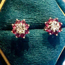 Carica l&#39;immagine nel visualizzatore di Gallery, Orecchini a margherita con rubini e diamanti
